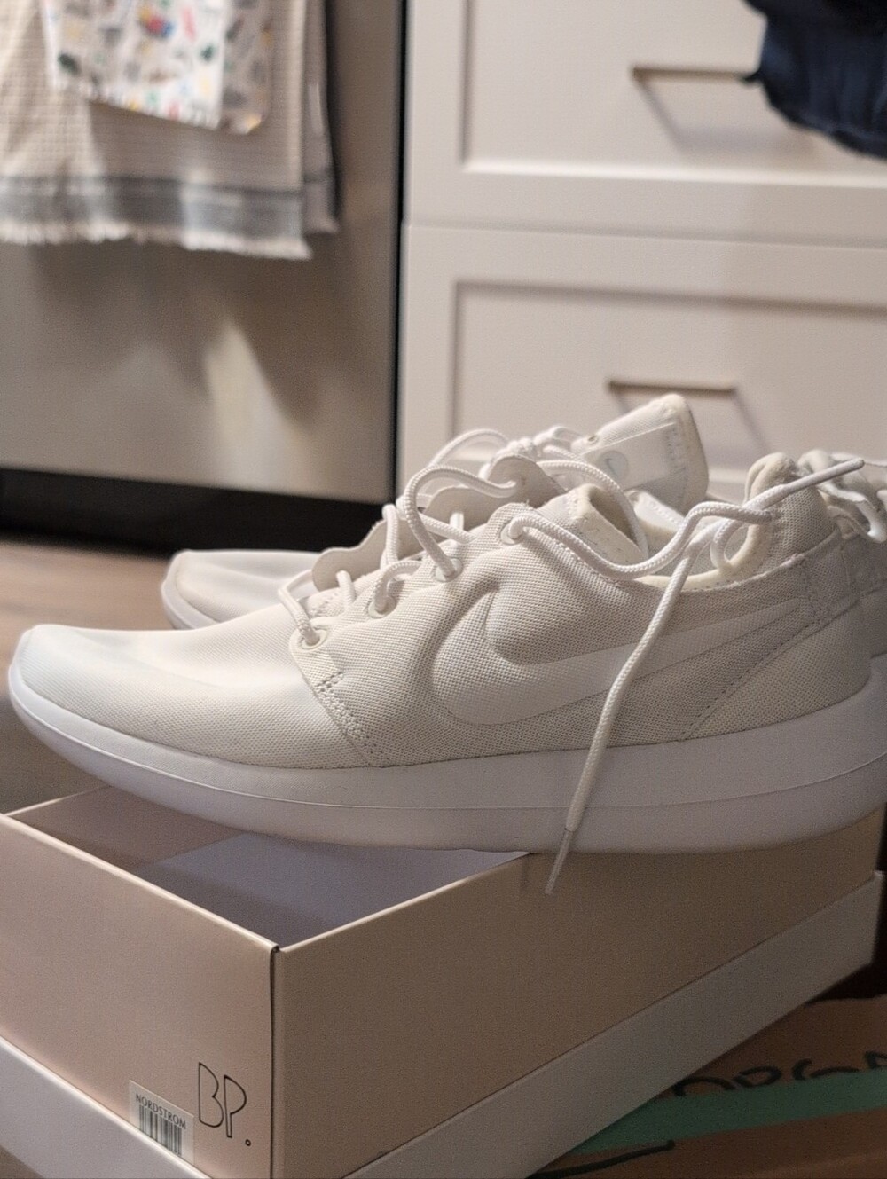 EUC Size US 7 Nike Women’s Cream/White Low-Top Lightweight Sneakers